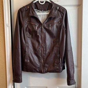 J2 Juniors' Faux-Leather
Jacket SIZE Junior XL, MARRON COLOR